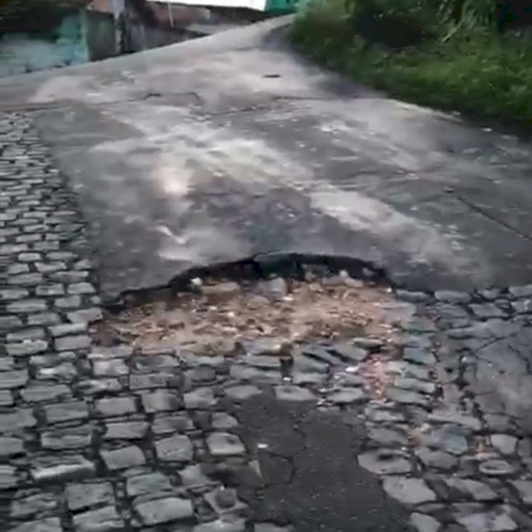 Motoristas e pedestres sofrem com buracos em rua do Sítio dos Pintos no Recife