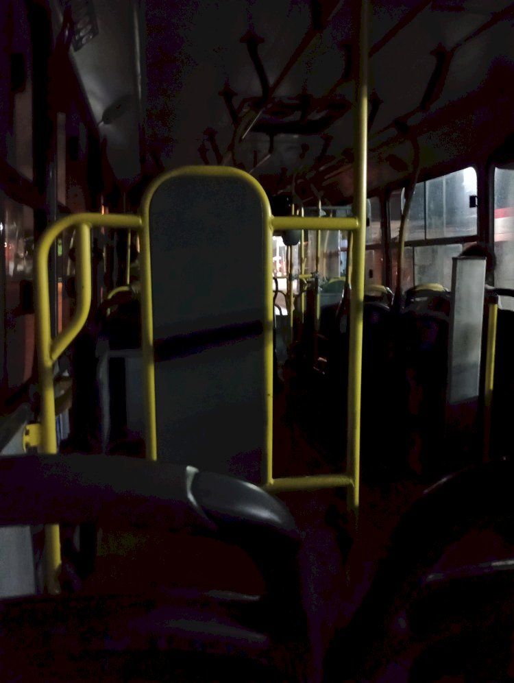 Usuários de ônibus em Olinda preocupados com desligamento de luzes internas no horário noturno