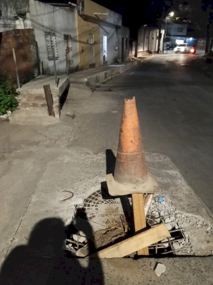Moradores do Recife denunciam falta de iluminação e buraco perigoso na Estrada Sítio dos Pintos
